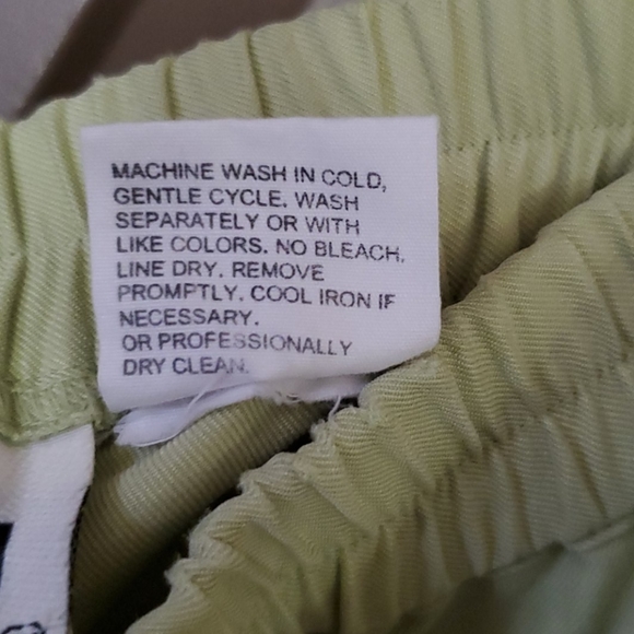 LINE TWO Capris - Picture 3 of 7